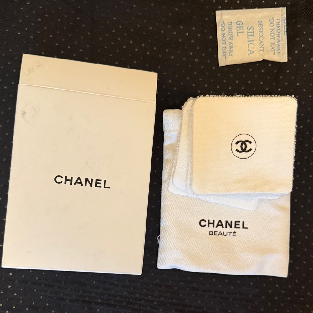 CHANEL Set of 5 washable cotton pads